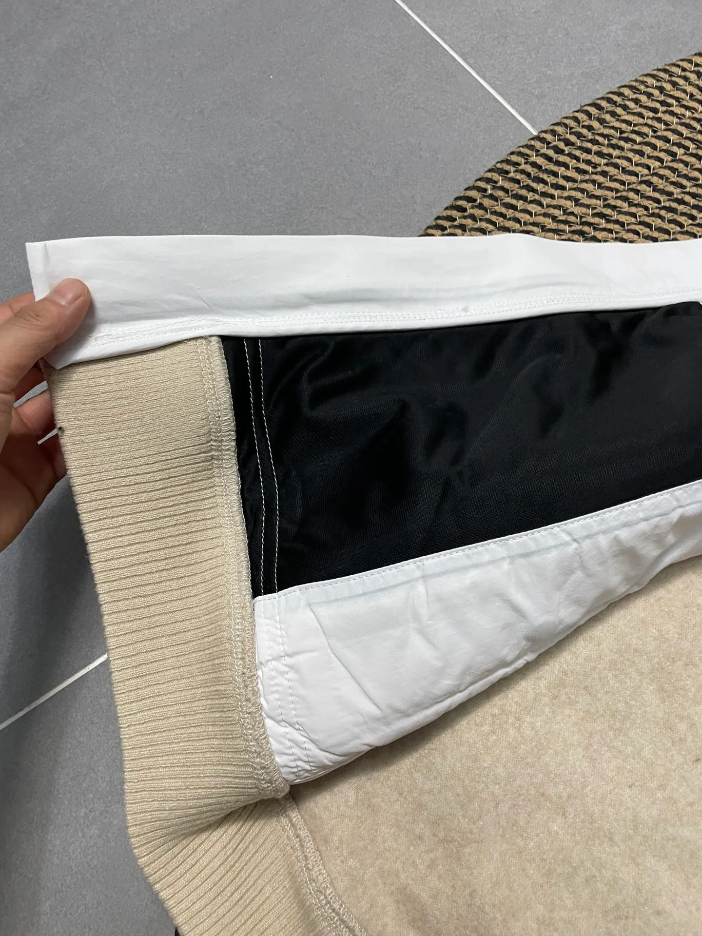 P600 Khaki CANADA GOOSE/Canada Goose Autumn and winter couple's fleece vest jacket 🔘Color: Black Gray Khaki Highest version Original fabric High version High quality) ⚠All details Fabric accessories craftsmanship (all 1:1 verified) (The owner is a "detail monster" so the goods he makes also pay attention to details) 1⃣ Distinguish the wrong version of the market goods: all go single line ❌ Our genuine 1:1 special machine presses the line (high requirements for machine workers) 2⃣ Differentiates the market from drawings and making goods. Fabric color difference is too big. You get what you pay for, not fast food. 3⃣ Differentiates the market from low-end versions to receive labels, hang tags, and wash labels. All our accessories are custom-made (approved level) 4⃣ Differentiates the market from the detail-free workmanship❌ Our workmanship: neckline, shoulder line, armholes, cuffs, hem (In order to increase the cost, we must also restore the original product: yoke taping, double needle threading🔍) Size: S-XXL
